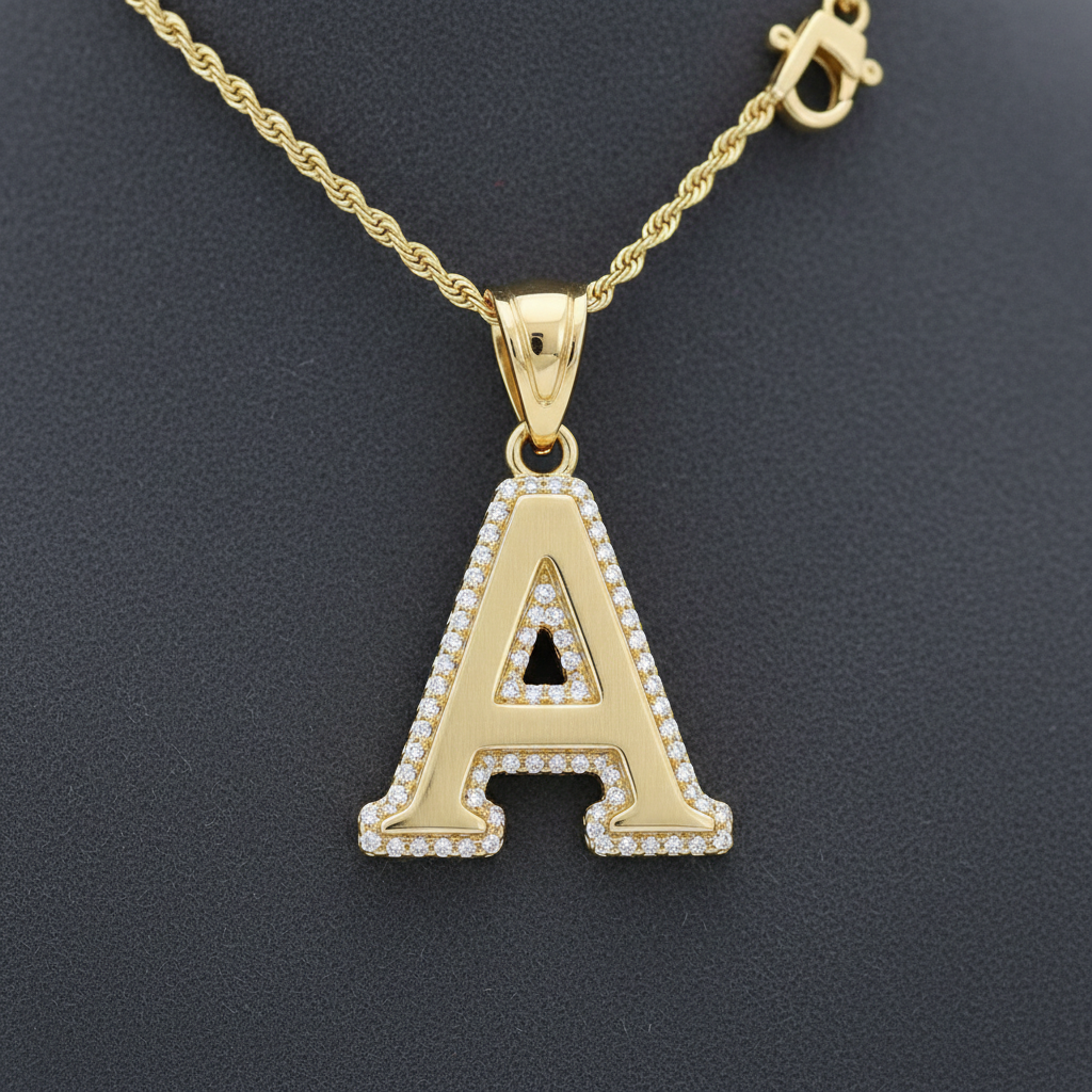 Gros plan pendentif initiale or 14 carats détails finition