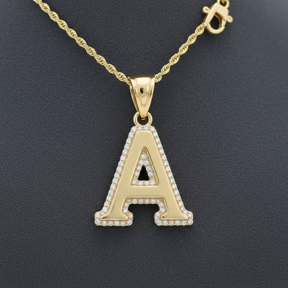Gros plan pendentif initiale or 14 carats détails finition