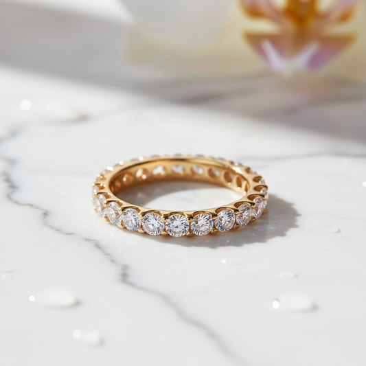 Bague de mariage éternité or 18K sur marbre blanc