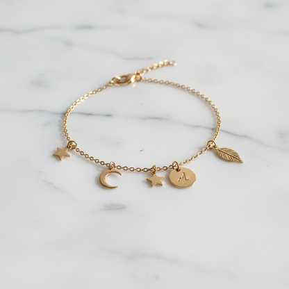 Bracelet or délicat avec breloques