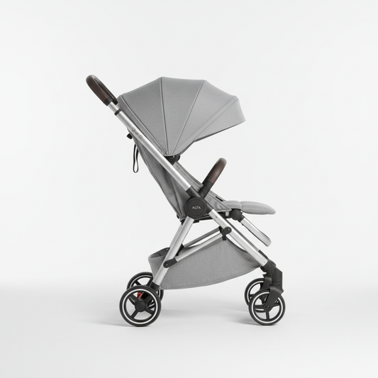 Poussette légère et compacte gris clair design moderne