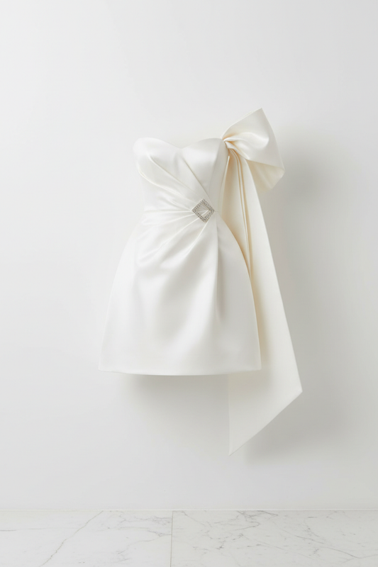 Robe de mariée courte chic luxueuse en mikado de soie avec nœud signature