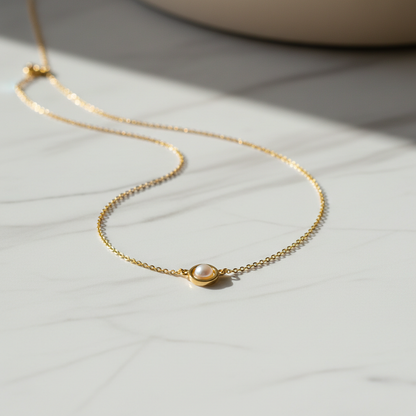 Collier chaîne or délicat avec petit pendentif