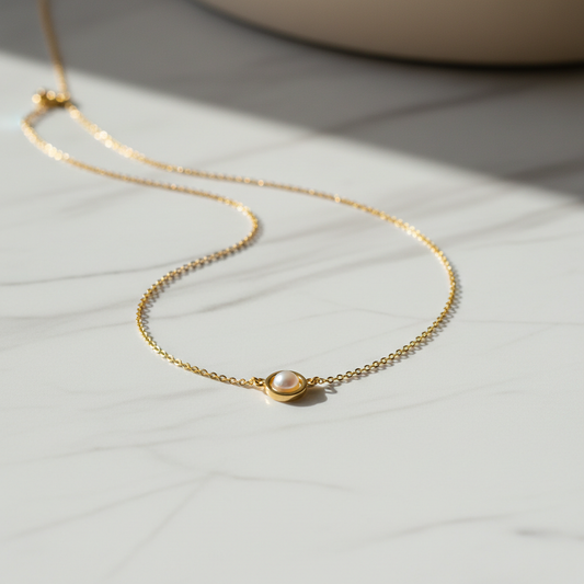 Collier chaîne or délicat avec petit pendentif