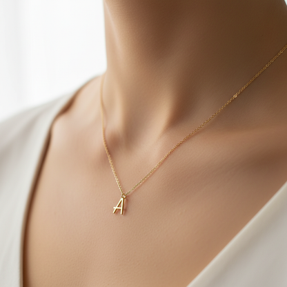 Collier initiale or 14K personnalisé porté sur cou élégant