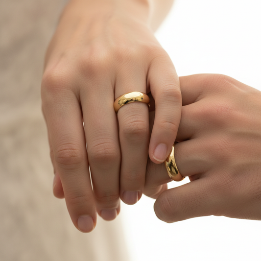 Alliances classiques or pour couple portées sur mains ensemble