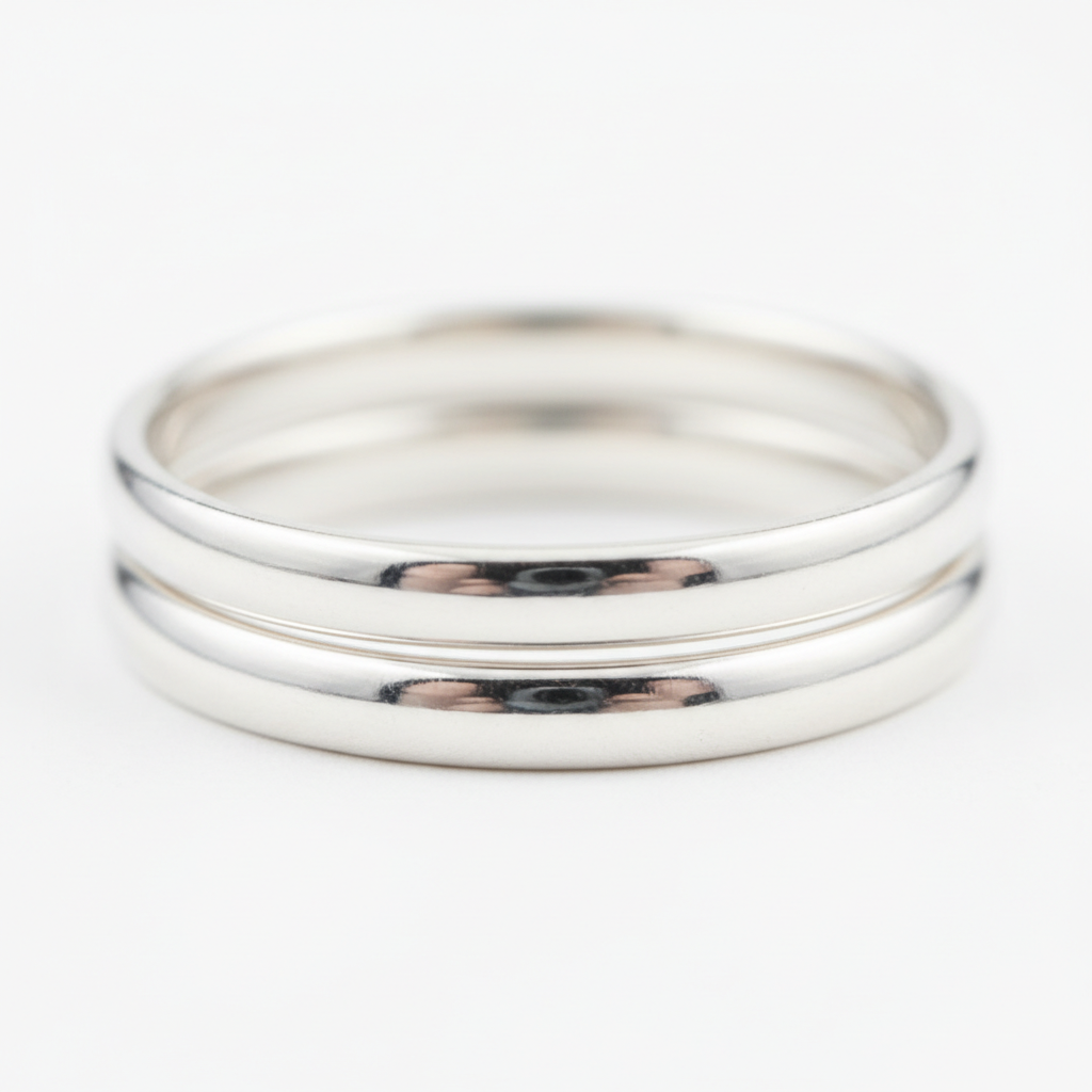 Détail bague argent polie