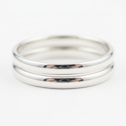 Détail bague argent polie