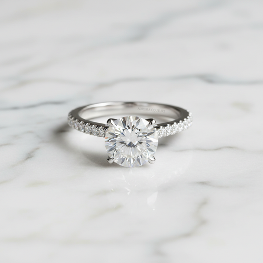 Bague diamant royal prestige sur marbre blanc