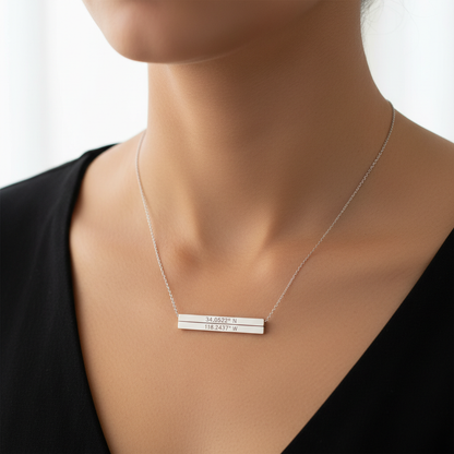 Collier coordonnées GPS gravé porté barre personnalisée