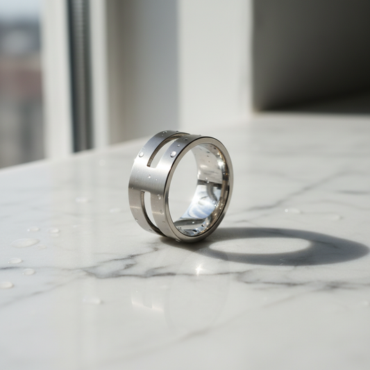 Bague en acier inoxydable moderne sur marbre blanc