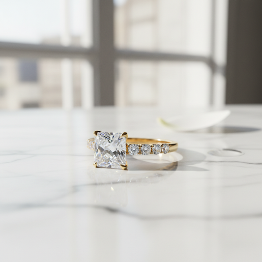 Bague de fiançailles royale cristal Swarovski sur marbre blanc